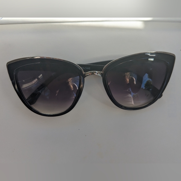 Stylish Sunglasses - Picture 5 of 5